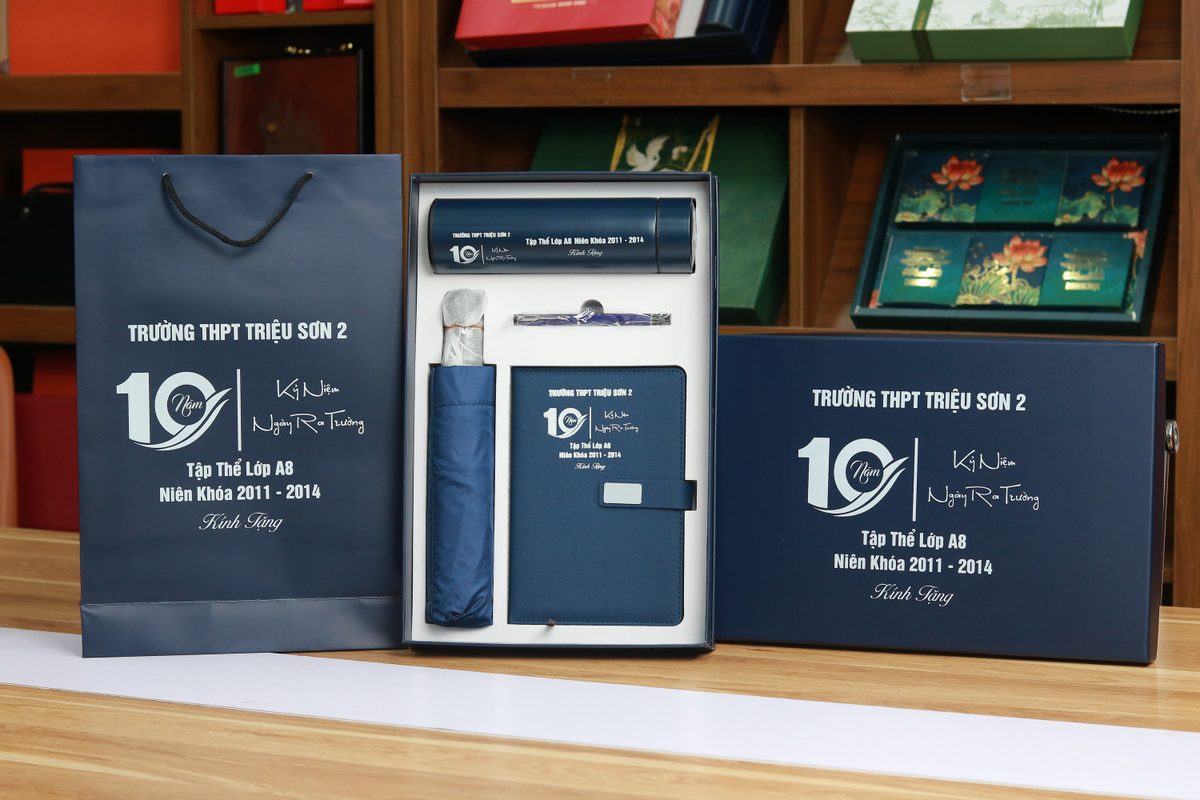 Bộ quà tặng in logo theo yêu cầu gồm túi, sổ, bình giữ nhiệt, ô và hộp