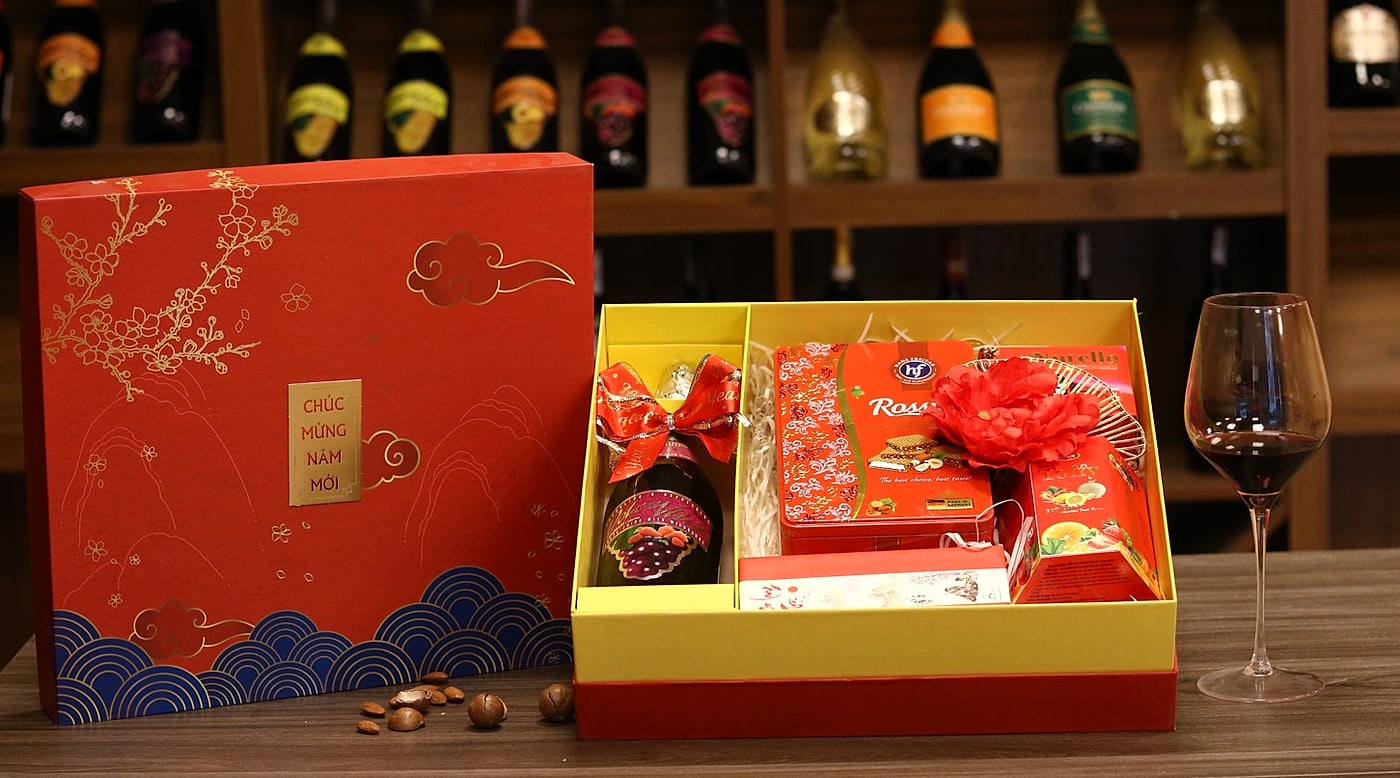 Set quà Tết hộp giấy đỏ chúc mừng năm mới, khay có bánh, kẹo, socola, cà phê và nước nho, mã SE2-004