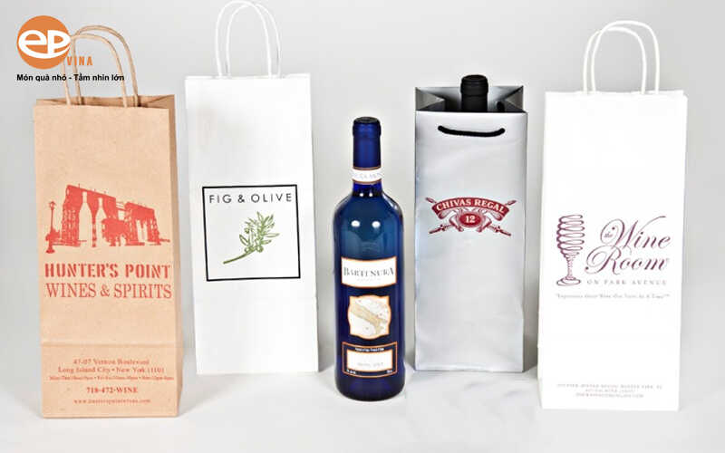 Có thể chọn mua mẫu có sẵn hoặc đặt thiết kế túi đựng rượu theo nhu cầu